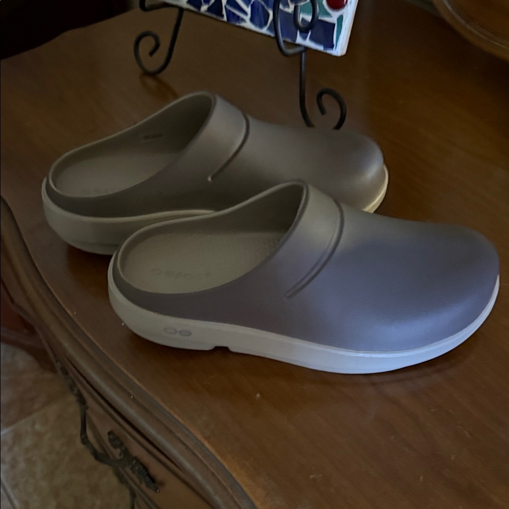 Women’s size 6 Oofos ooclog luze. Portobello color.